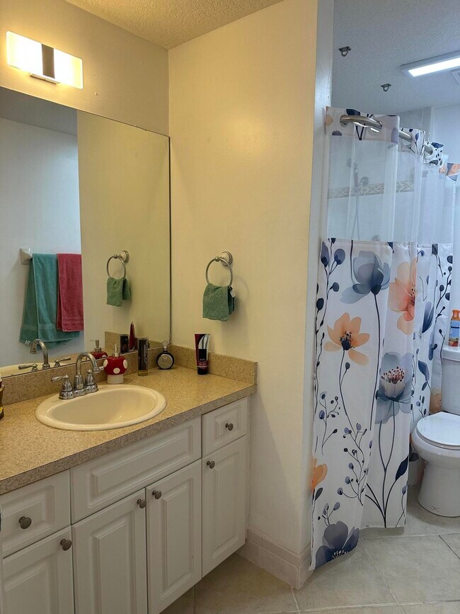 Building Photo - 4942 Dillon St