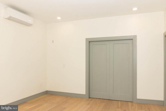 Building Photo - 327 S 16th St