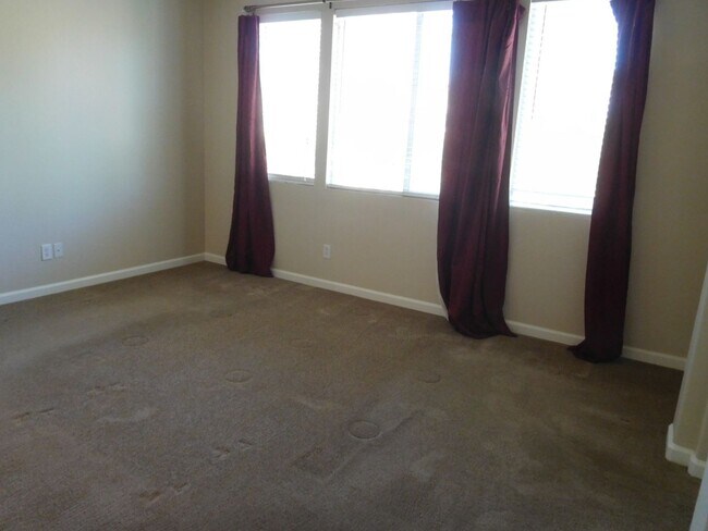 Building Photo - Gorgeous Golden Valley aHome