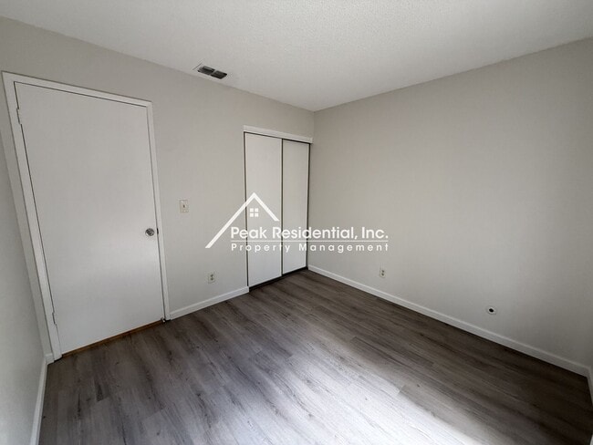 Building Photo - Wonderful 2bd/2ba Fair Oaks Duplex with Garage