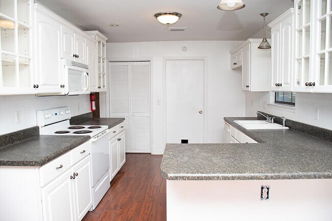 Building Photo - 112 Golf Course Dr