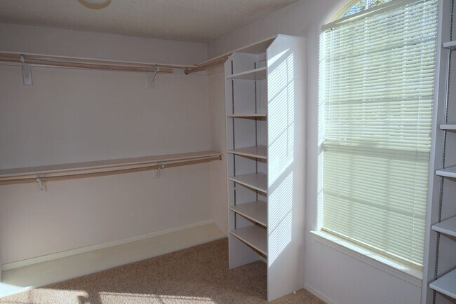 Building Photo - 3 Bedroom, 2 bath, 2 living areas, La Cueva area