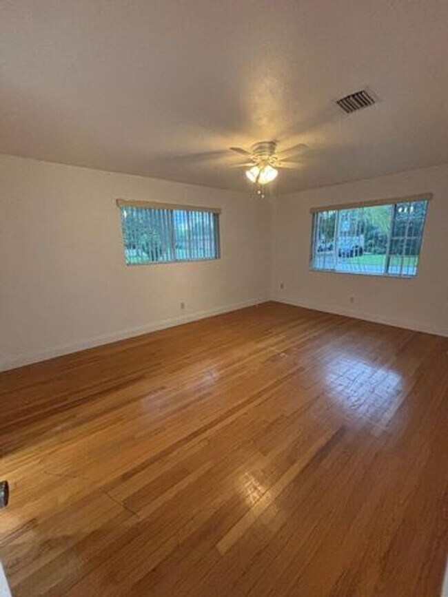 Building Photo - 117 SE 4th Ave