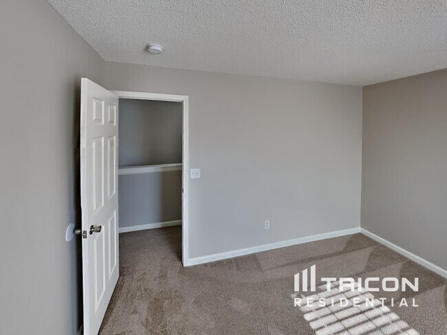 Building Photo - 242 Julian Pond Ln