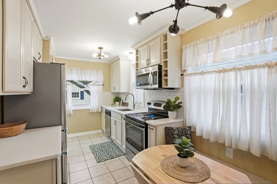 Building Photo - 2695 Bellwood Ave