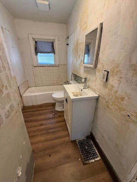 Building Photo - 1305 E Whitmer St