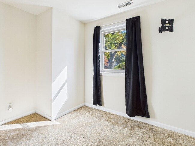 Building Photo - 2102 Brockway Ln