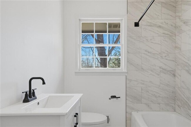 Building Photo - 1460 Hillcrest Dr