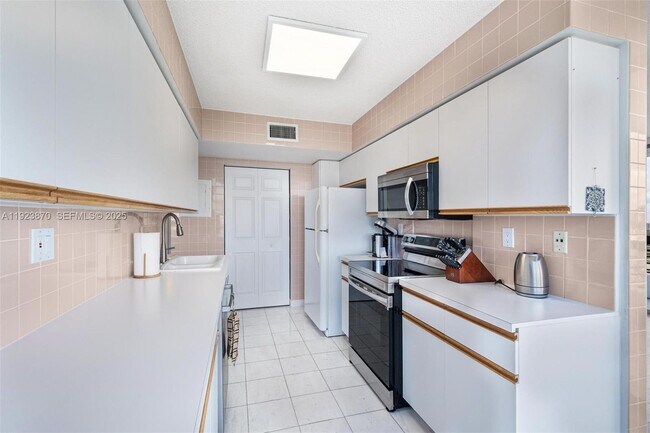 Building Photo - 3400 NE 192 St