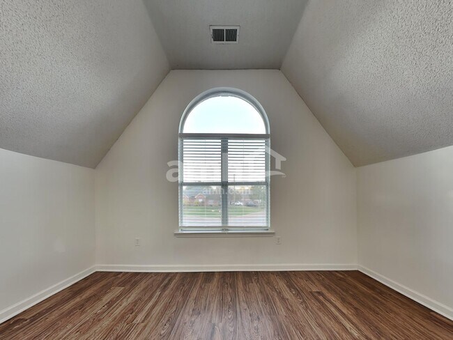 Building Photo - 6145 Sandbourne E