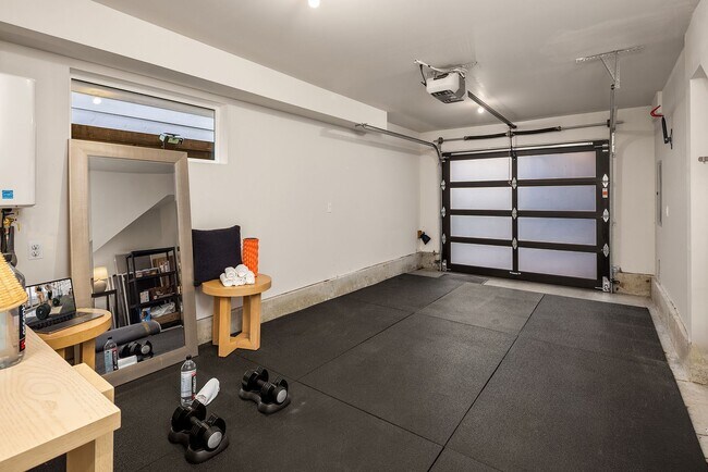 Building Photo - Beautiful New Townhome in Mapleleaf!