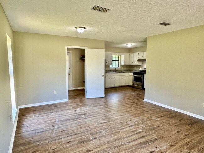 Building Photo - Modern 3-Bedroom Beauty