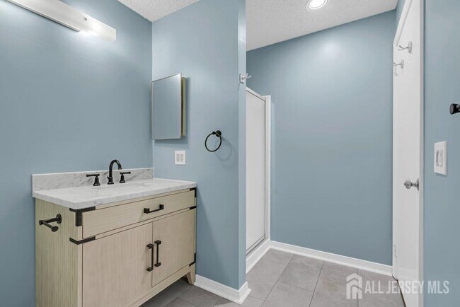 Building Photo - 66 Iroquois Dr