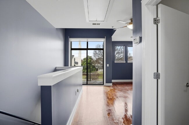 Building Photo - Modern Multi-Level 2BR Retreat with Garage Near Uptown Charlotte