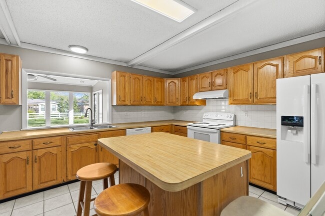 Building Photo - 14355 Rainy Lake Dr