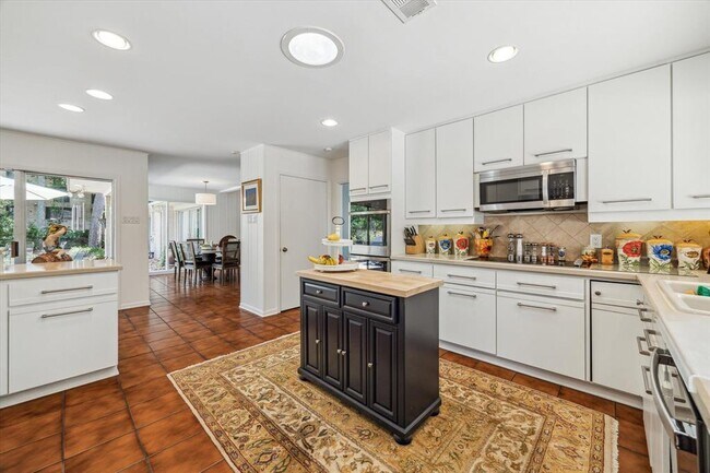 Building Photo - 614 Saddlewood Ln