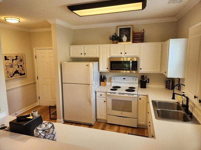Building Photo - 6015 Catalina Dr
