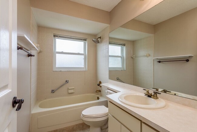 Building Photo - Pool Home Near Florida Beaches