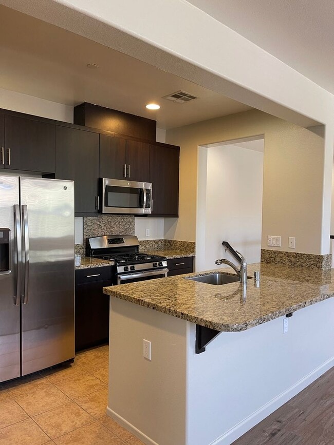 Building Photo - Modern 2-Bedroom Condo with Solar in the H...