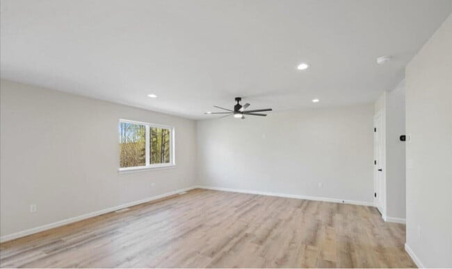 Building Photo - 323 Ashbrook Dr