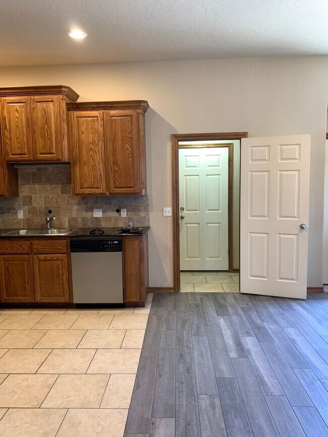 Building Photo - 3 bedroom, 2 bathroom, 2 car garage