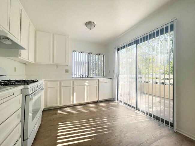 Building Photo - Spacious Single Level Upstairs Apartment!