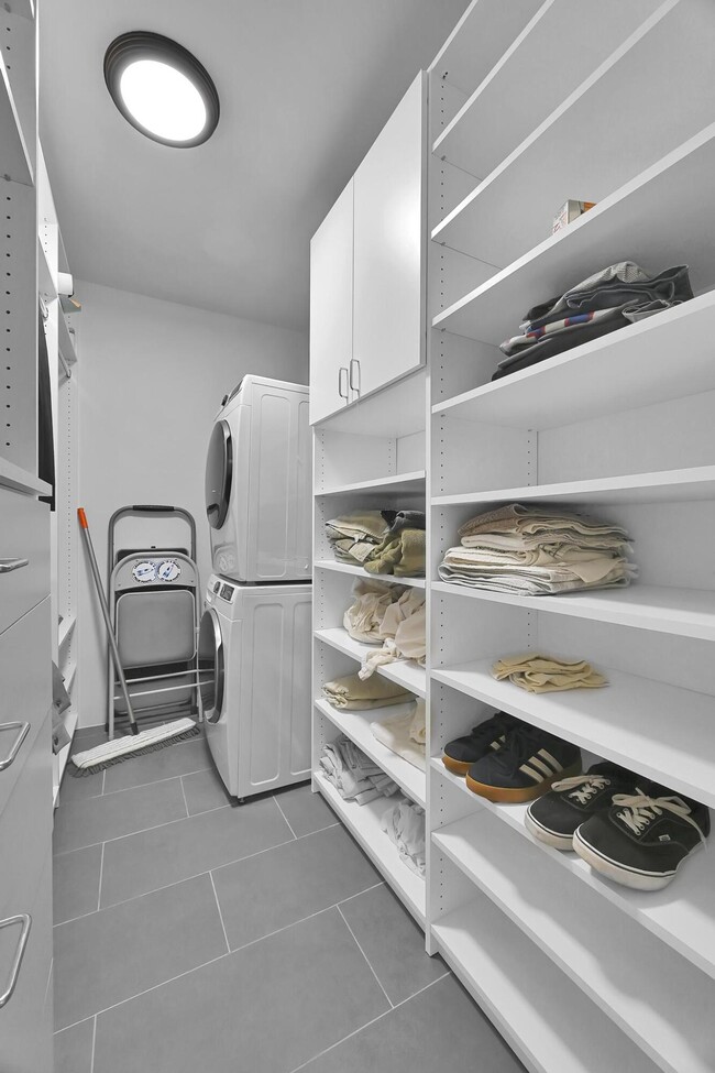 Building Photo - 203 Lake Carol Dr