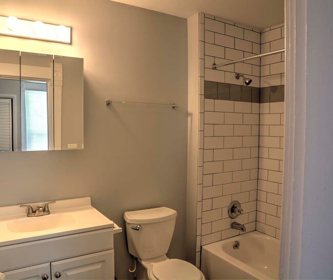 Building Photo - 246 1/2 W 5th Ave