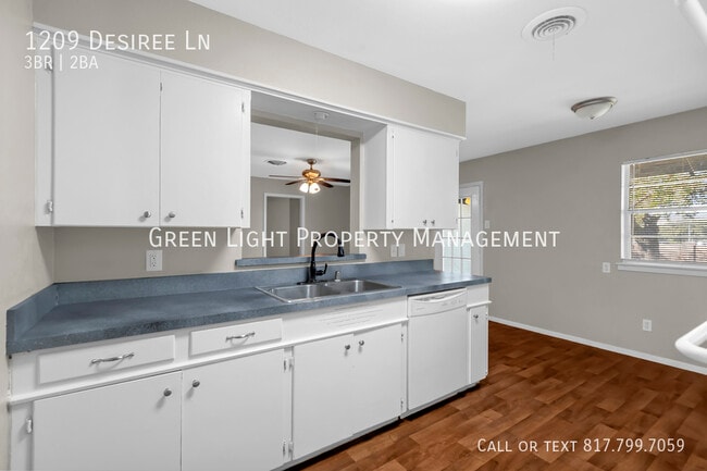 Building Photo - 1209 Desiree Ln