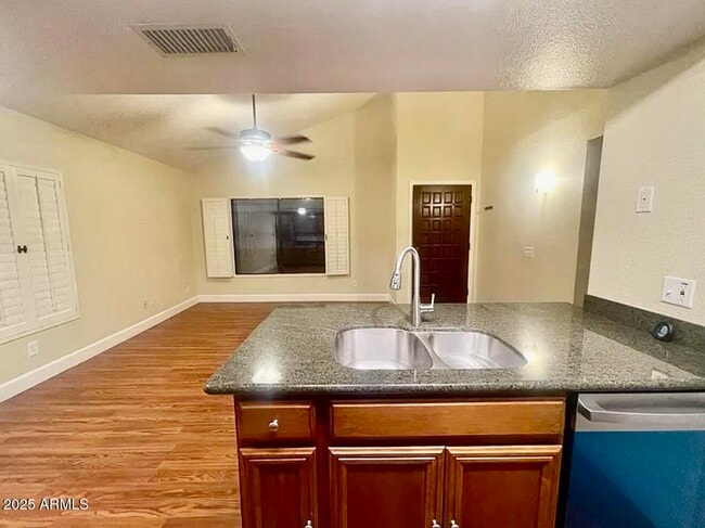 Building Photo - 861 E Lola Dr