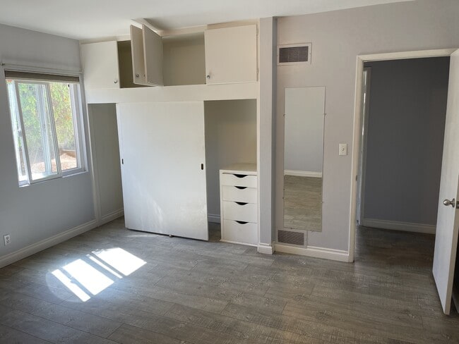 Building Photo - 439 Avalon Dr