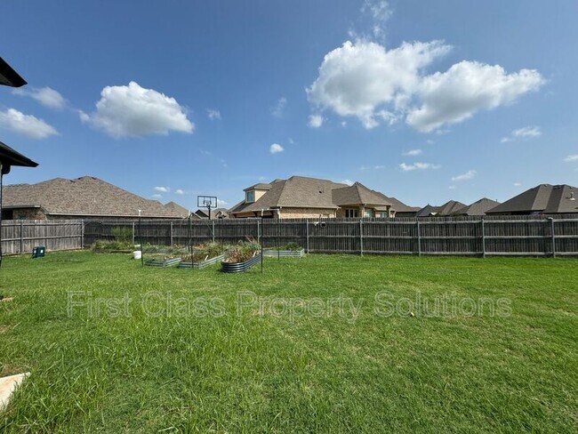 Building Photo - 5001 SW 128th Ct