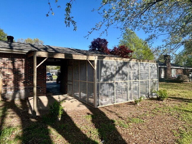 Building Photo - 833 Stanford Dr