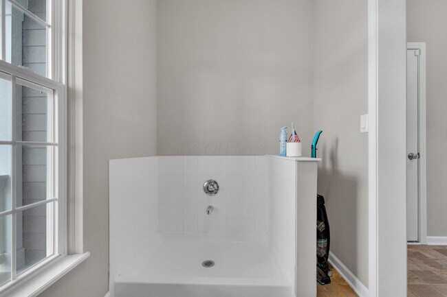 Building Photo - 2390 Glenvale Dr