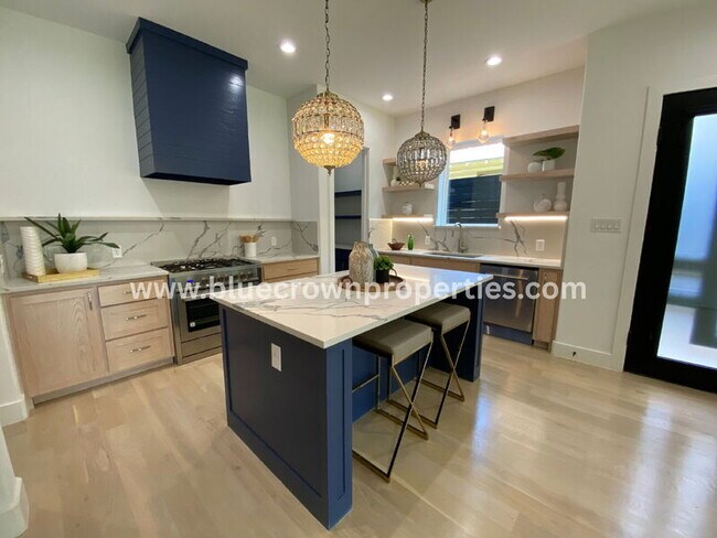 Building Photo - 807 S Glasgow Dr
