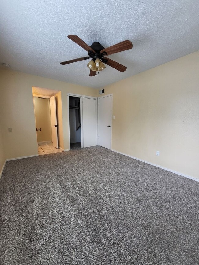 Building Photo - (2) Bed+Study/(2.5) Bath Townhome w/ Pool Access! Available NOW!