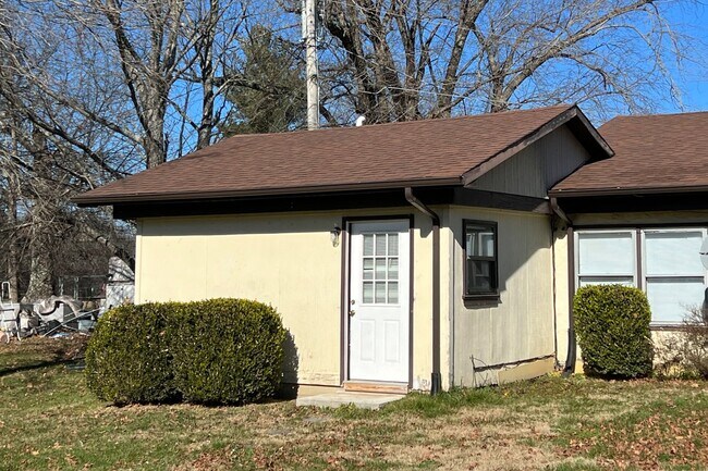 Building Photo - For Rent: 1 room efficiency apartment