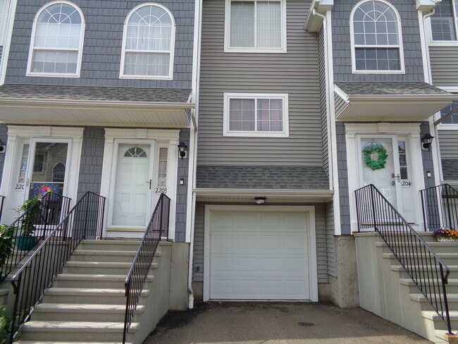 Primary Photo - 560 Silver Sands Rd