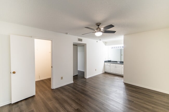 Building Photo - 1507 Wimbledon Dr