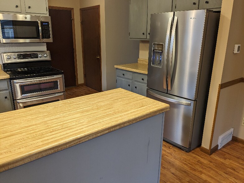 Building Photo - 9815 Wintergreen Dr