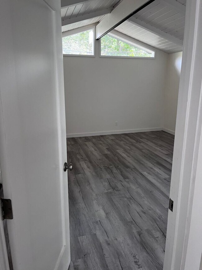 Building Photo - Charming Cottage for Rent in Montecito