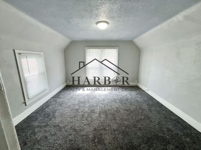 Building Photo - Large Renovated Studio! - SPECIAL! 1 Month Free