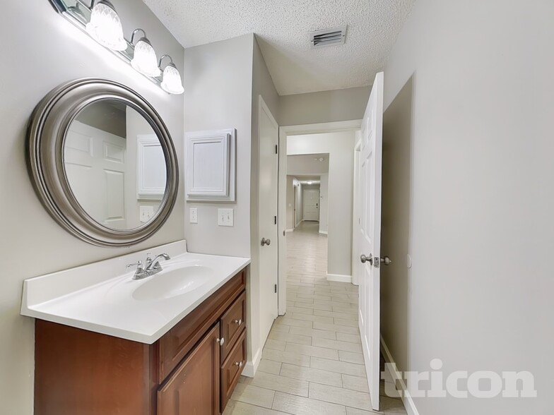 Building Photo - 1885 Ontario Ct