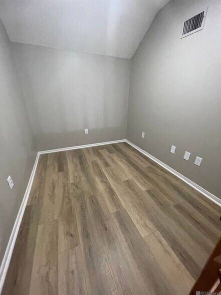 Building Photo - 402 Lee Dr