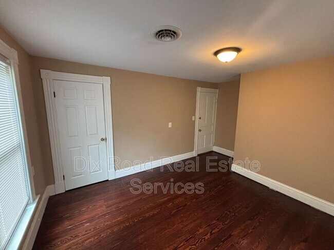 Building Photo - 411 Millikin St
