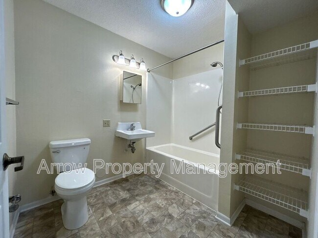 Building Photo - 1009 W 14-1