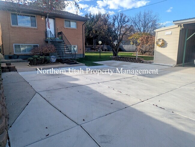 Building Photo - 1 Bed 1 Bath Lower Unit