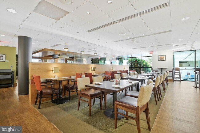 Building Photo - 5904 Mt Eagle Dr