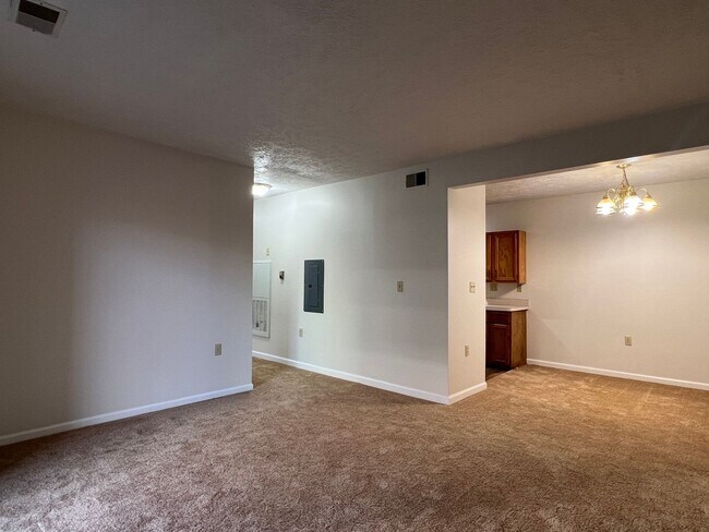 Building Photo - Downtown 2-Bdr 2-Bth Condo - First Floor -...