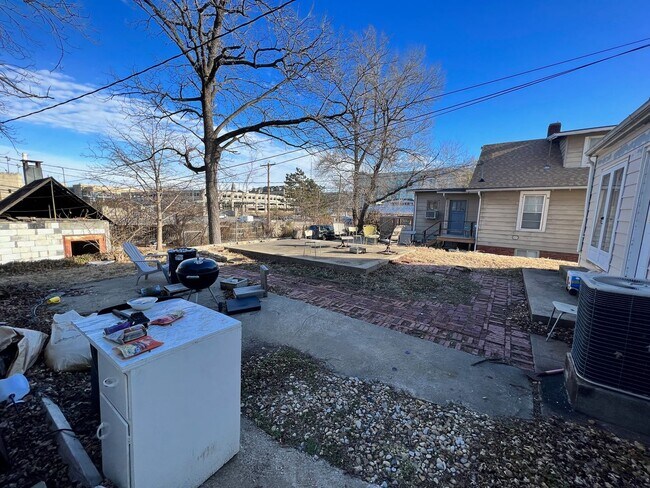 Building Photo - Beautiful 5 Bed House Perfectly Located Just 1 block from KSU!